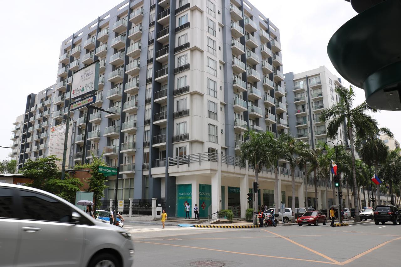 One Palm Tree Villas Manila Exteriör bild